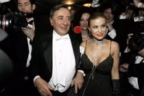 Những tỷ phú già “máu” cưới vợ trẻ