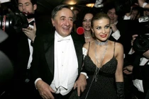 Những tỷ phú già “máu” cưới vợ trẻ