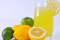 Cách pha trà chanh nghệ giảm stress hiệu quả