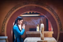 Bí kíp chọn trang phục đi lễ chùa đầu năm phù hợp nhất