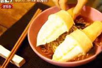 Kỳ quặc mỳ ăn liền trộn kem ốc quế 