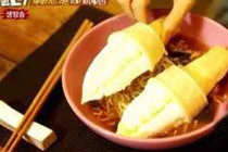 Kỳ quặc mỳ ăn liền trộn kem ốc quế 