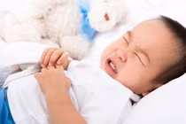 Trẻ đau bụng, cha mẹ để ý dấu hiệu nguy hiểm này kẻo hối không kịp