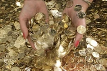 Sốc cảnh vác 600 kg tiền xu đi mua nhà