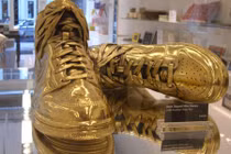 Choáng váng ngắm đôi giày hàng hiệu đắt nhất quả đất