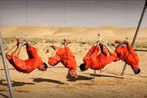 Ghê rợn IS ''trồng chuối'' tù nhân Iraq... rồi thiêu sống