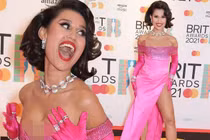 “Nóng mắt” loạt mỹ nhân mặc trang phục hở bạo tại thảm đỏ Brit Awards 2021