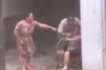 Gã con trai trời đánh, nhét cỏ vào miệng mẹ