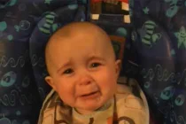 Bé 10 tháng tuổi nức nở khi nghe mẹ hát 