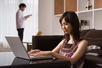 Lý do nực cười khiến người chồng ngày nào cũng theo vợ đi đổ rác