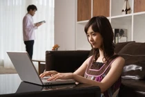 Lý do nực cười khiến người chồng ngày nào cũng theo vợ đi đổ rác