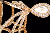 Cận cảnh đồng hồ đeo tay hình thù kỳ dị khác thường