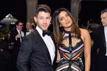 Thời trang đồng điệu của cựu hoa hậu và chồng kém 10 tuổi