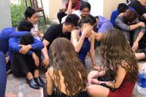 Đột kích quán bar ở TP.HCM, hàng chục nam thanh nữ tú tháo chạy