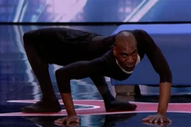 Video: Chàng trai bẻ người khiến cả trường quay náo loạn