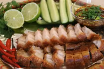 Làm thịt lợn quay kiểu Thái vô cùng giòn ngon, ăn mãi không chán