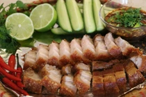 Làm thịt lợn quay kiểu Thái vô cùng giòn ngon, ăn mãi không chán