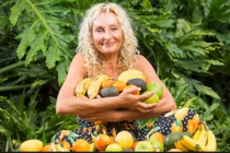 Nhan sắc trẻ trung của người phụ nữ chỉ ăn hoa quả thay cơm