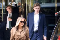 Vẻ điển trai hút hồn của con trai út 18 tuổi nhà ông Trump 