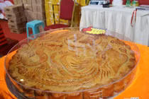 Bánh trung thu khổng lồ nhân hải sản giá 30 triệu gây sốt