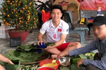 Xem cầu thủ Việt trổ tài gói bánh chưng đón Tết ra sao?