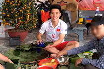 Xem cầu thủ Việt trổ tài gói bánh chưng đón Tết ra sao?
