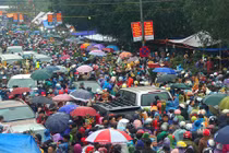 Nghìn người chôn chân trong mưa rét trên đường đến chợ Viềng