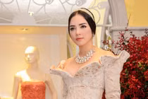 Những bộ trang sức bạc tỷ hút mắt của Lý Nhã Kỳ 