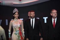 Những pha mặc áo dài lộ nội y hớ hênh của mỹ nhân Việt