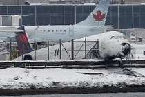 Zoom sát máy bay Mỹ suýt lao xuống vịnh