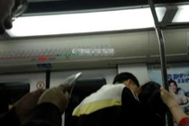 Sốc: Cặp đôi học sinh hôn hít nhau điên cuồng trên tàu điện ngầm