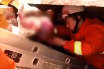 Giải cứu bé sơ sinh bị mẹ đẻ rơi trong toilet trạm xăng mà không biết