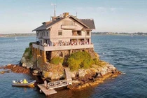 ​Khám phá ngôi nhà trên mỏm đá giữa biển hút khách