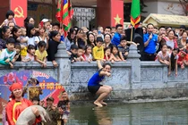 Video: Quý cô chơi trội nhảy ùm xuống ao bắt vịt tại lễ hội