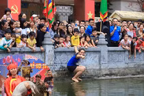 Video: Quý cô chơi trội nhảy ùm xuống ao bắt vịt tại lễ hội