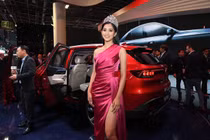 Những bộ cánh sành điệu của Hoa hậu Tiểu Vy sau khi đăng quang