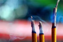 Chớ dại mà thắp hương kiểu này, giàu có mấy cũng thành trắng tay