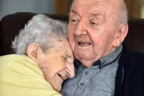 Xúc động nhìn mẹ già 98 tuổi chăm sóc con trai 80