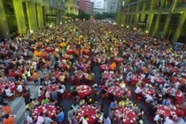 Choáng đại tiệc tân gia khổng lồ trải dài cả khu phố