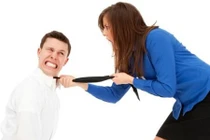  Đàn ông đau đớn tột cùng khi bị vợ ngược đãi thì khiếu kiện ai?