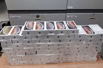 4 du khách giấu 250 iPhone XS nhập cảnh vào Việt Nam 