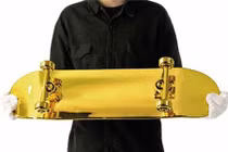 Cận cảnh ván trượt bằng vàng đắt nhất thế giới 