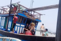 Thuyền trưởng tàu cá Quảng Bình mất tích đã gọi điện về nhà