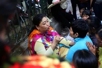 'Thánh chữa bệnh' bằng chai nước náo loạn trước cổng viện K