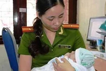 Xót xa bé 20 ngày tuổi suýt bị bán sang TQ ở Quảng Ninh