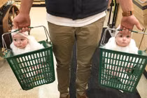 Cười nghiêng ngả khi đi mua sắm cùng các bé