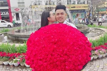 Mỹ nam gây sốt mạng xã hội khi quỳ gối tặng bạn gái 999 đóa hồng