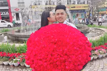 Mỹ nam gây sốt mạng xã hội khi quỳ gối tặng bạn gái 999 đóa hồng