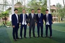 Tan chảy với loạt ảnh cầu thủ đội tuyển Việt Nam diện vest