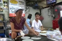 Khách thán phục xem chủ quán làm bánh tráng siêu nhanh 